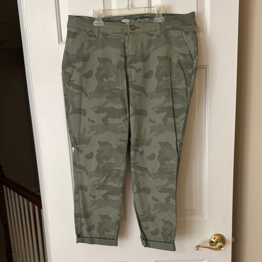 Old Navy Boyfriend cropped pants camo size 12